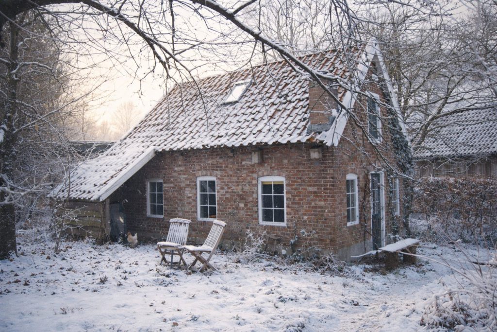 Natuurhuisje in de winter met sneeuw bedekt